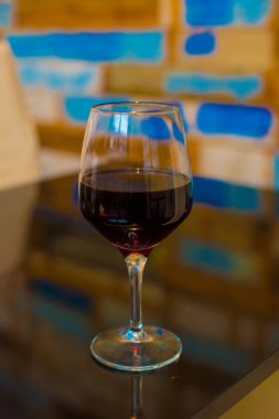 Barcelona, İspanya 'daki restoranda kırmızı şarap. Barcelona, İspanya 'nın doğu kıyısında yer alan bir Artistik şehir olarak bilinir.