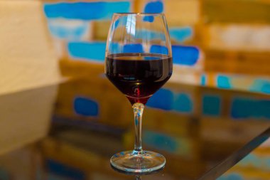 Barcelona, İspanya 'daki restoranda kırmızı şarap. Barcelona, İspanya 'nın doğu kıyısında yer alan bir Artistik şehir olarak bilinir.