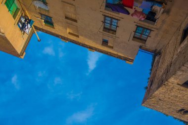 Turistler Barselona, İspanya 'ya gidiyorlar. Barcelona, İspanya 'nın doğu kıyısında yer alan bir Artistik şehir olarak bilinir.