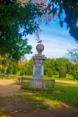 Barcelona, İspanya 'da turistlerin gittiği yerde. Barcelona, İspanya 'nın doğu kıyısında yer alan bir Artistik şehir olarak bilinir.