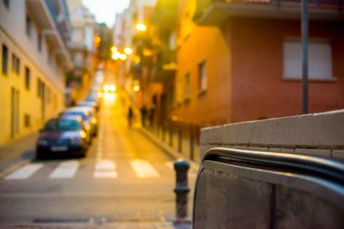Turistler Barselona, İspanya 'ya gidiyorlar. Barcelona, İspanya 'nın doğu kıyısında yer alan bir Artistik şehir olarak bilinir.