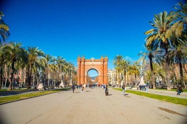 BARCELONA, İspanya - 30 Ocak 2019: Arc de Triunfo İspanya 'nın Barcelona kentinde yer almaktadır. Barselona büyük bir turizm merkezi olarak bilinir..