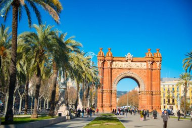 BARCELONA, İspanya - 30 Ocak 2019: Arc de Triunfo İspanya 'nın Barcelona kentinde yer almaktadır. Barselona büyük bir turizm merkezi olarak bilinir..