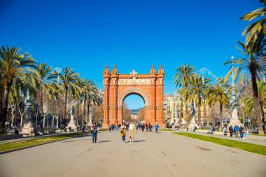 BARCELONA, İspanya - 30 Ocak 2019: Arc de Triunfo İspanya 'nın Barcelona kentinde yer almaktadır. Barselona büyük bir turizm merkezi olarak bilinir..