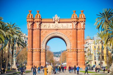 BARCELONA, İspanya - 30 Ocak 2019: Arc de Triunfo İspanya 'nın Barcelona kentinde yer almaktadır. Barselona büyük bir turizm merkezi olarak bilinir..