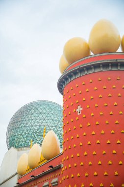 GIRONA, İspanya - 2 Şubat 2019: Dali Tiyatro Müzesi Figueres, İspanya 'da sanatçı Salvador Dali tarafından tasarlanmıştır. Salvador Dali 19. yüzyılın başlarında yaşamış ünlü bir İspanyol sanatçıdır..