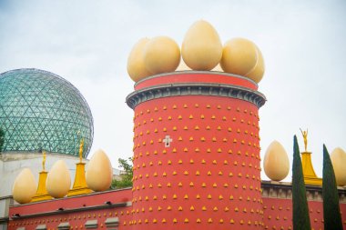 GIRONA, İspanya - 2 Şubat 2019: Dali Tiyatro Müzesi Figueres, İspanya 'da sanatçı Salvador Dali tarafından tasarlanmıştır. Salvador Dali 19. yüzyılın başlarında yaşamış ünlü bir İspanyol sanatçıdır..