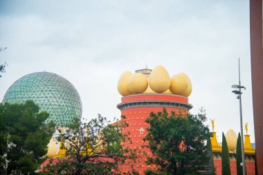 GIRONA, İspanya - 2 Şubat 2019: Dali Tiyatro Müzesi Figueres, İspanya 'da sanatçı Salvador Dali tarafından tasarlanmıştır. Salvador Dali 19. yüzyılın başlarında yaşamış ünlü bir İspanyol sanatçıdır..