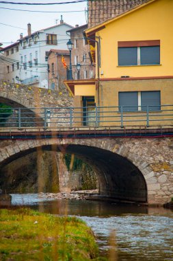 İspanya 'nın Bergueda kentinin kırsal bölgelerinde İspanyol mimarisi. İspanya Avrupa 'da yer almaktadır ve büyük bir turizm ülkesi olarak bilinir.