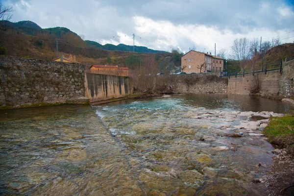 İspanya 'nın Bergueda kentinin kırsal bölgelerinde İspanyol mimarisi. İspanya Avrupa 'da yer almaktadır ve büyük bir turizm ülkesi olarak bilinir.