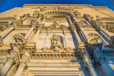 GIRONA, İspanya - 1 Şubat 2019: Girona Katedrali, Roma ve Gotik tarzında bir Roma Katolik kilisesidir. Girona, İspanya 'da yer almaktadır..