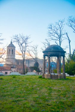 GIRONA, İspanya - 1 Şubat 2019: Girona Katedrali, Roma ve Gotik tarzında bir Roma Katolik kilisesidir. Girona, İspanya 'da yer almaktadır..
