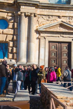 Granada, İspanya - 5 Şubat 2019: La Alhambra, İspanya 'nın Granada kentindeki UNESCO Dünya Mirası' dır. İspanya birçok turistik yere sahip bir Avrupa ülkesidir.