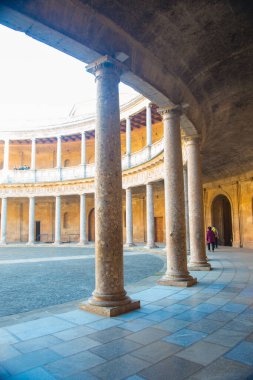 Granada, İspanya - 5 Şubat 2019: La Alhambra, İspanya 'nın Granada kentindeki UNESCO Dünya Mirası' dır. İspanya birçok turistik yere sahip bir Avrupa ülkesidir.