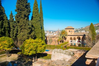Granada, İspanya - 5 Şubat 2019: La Alhambra, İspanya 'nın Granada kentindeki UNESCO Dünya Mirası' dır. İspanya birçok turistik yere sahip bir Avrupa ülkesidir.