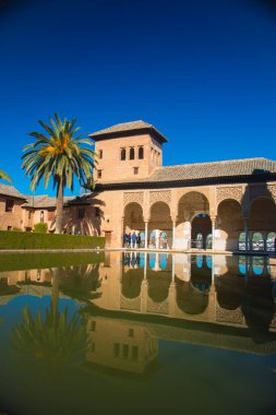 Granada, İspanya - 5 Şubat 2019: La Alhambra, İspanya 'nın Granada kentindeki UNESCO Dünya Mirası' dır. İspanya birçok turistik yere sahip bir Avrupa ülkesidir.