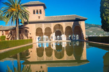 Granada, İspanya - 5 Şubat 2019: La Alhambra, İspanya 'nın Granada kentindeki UNESCO Dünya Mirası' dır. İspanya birçok turistik yere sahip bir Avrupa ülkesidir.