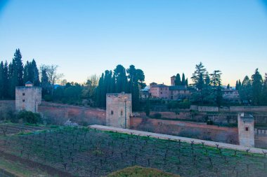 La Alhambra, İspanya 'nın Granada kentindeki UNESCO Dünya Mirası sitesidir. İspanya birçok turistik yere sahip bir Avrupa ülkesidir.