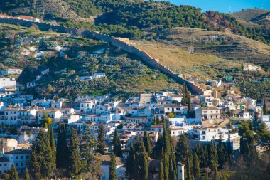 La Alhambra, İspanya 'nın Granada kentindeki UNESCO Dünya Mirası sitesidir. İspanya birçok turistik yere sahip bir Avrupa ülkesidir.