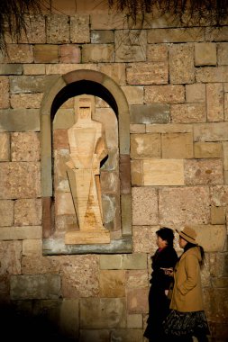 BARCELONA, İspanya - 26 Aralık 2018: Barcelona, İspanya 'daki Montserrat binaları. Montserrat, Antoni Gaudi 'yi sanat çalışmaları için etkileyen İspanyol biçimli bir dağdır.. 