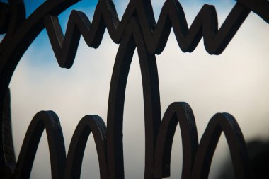 BARCELONA, İspanya - 26 Aralık 2018: Barcelona, İspanya 'daki Montserrat dağları ve binaları. Montserrat, Antoni Gaudi 'yi sanat çalışmaları için etkileyen İspanyol biçimli bir dağdır.. 