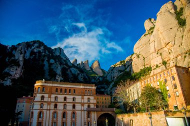 BARCELONA, İspanya - 26 Aralık 2018: Barcelona, İspanya 'daki Montserrat dağları ve binaları. Montserrat, Antoni Gaudi 'yi sanat çalışmaları için etkileyen İspanyol biçimli bir dağdır.. 
