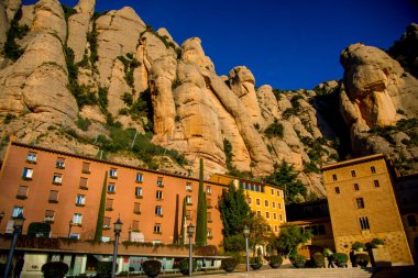BARCELONA, İspanya - 26 Aralık 2018: Barcelona, İspanya 'daki Montserrat dağları ve binaları. Montserrat, Antoni Gaudi 'yi sanat çalışmaları için etkileyen İspanyol biçimli bir dağdır.. 