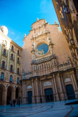 BARCELONA, İspanya - 26 Aralık 2018: Montserrat 'ın Barcelona, İspanya' da kilisede ortaya çıkması. Montserrat, Antoni Gaudi 'yi sanat çalışmaları için etkileyen İspanyol biçimli bir dağdır.. 