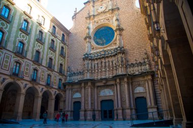 BARCELONA, İspanya - 26 Aralık 2018: Montserrat 'ın Barcelona, İspanya' da kilisede ortaya çıkması. Montserrat, Antoni Gaudi 'yi sanat çalışmaları için etkileyen İspanyol biçimli bir dağdır.. 