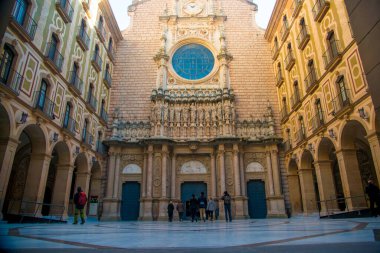 BARCELONA, İspanya - 26 Aralık 2018: Montserrat 'ın Barcelona, İspanya' da kilisede ortaya çıkması. Montserrat, Antoni Gaudi 'yi sanat çalışmaları için etkileyen İspanyol biçimli bir dağdır.. 