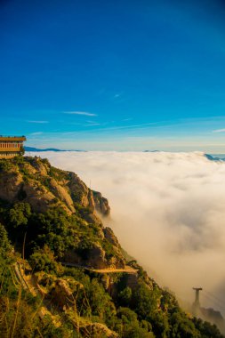 BARCELONA, İspanya - 26 Aralık 2018: Montserrat 'ın Barcelona, İspanya' daki halatı. Montserrat, Antoni Gaudi 'yi sanat çalışmaları için etkileyen İspanyol biçimli bir dağdır.. 