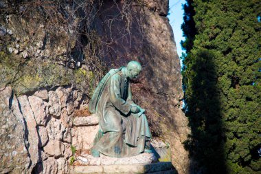 BARCELONA, İspanya - 26 Aralık 2018: Barcelona, İspanya 'daki Montserrat dağları ve binaları. Montserrat, Antoni Gaudi 'yi sanat çalışmaları için etkileyen İspanyol biçimli bir dağdır.. 