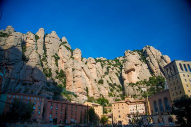 BARCELONA, İspanya - 26 Aralık 2018: Barcelona, İspanya 'daki Montserrat dağları ve binaları. Montserrat, Antoni Gaudi 'yi sanat çalışmaları için etkileyen İspanyol biçimli bir dağdır.. 