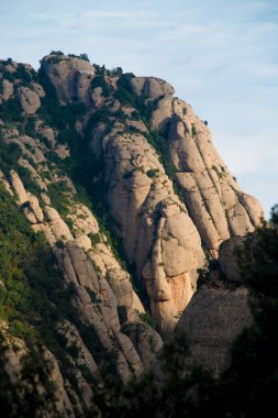 BARCELONA, İspanya - 26 Aralık 2018: Barcelona, İspanya 'daki Montserrat Dağları. Montserrat, Antoni Gaudi 'yi sanat çalışmaları için etkileyen İspanyol biçimli bir dağdır.. 