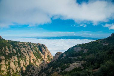 BARCELONA, İspanya - 26 Aralık 2018: Barcelona, İspanya 'daki Montserrat Dağları. Montserrat, Antoni Gaudi 'yi sanat çalışmaları için etkileyen İspanyol biçimli bir dağdır.. 