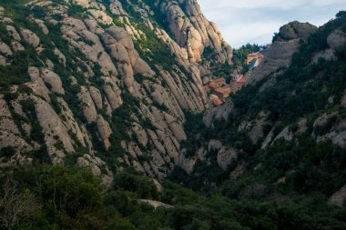 BARCELONA, İspanya - 26 Aralık 2018: Barcelona, İspanya 'daki Montserrat Dağları. Montserrat, Antoni Gaudi 'yi sanat çalışmaları için etkileyen İspanyol biçimli bir dağdır.. 