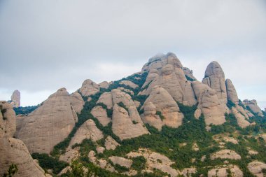 BARCELONA, İspanya - 26 Aralık 2018: Barcelona, İspanya 'daki Montserrat Dağları. Montserrat, Antoni Gaudi 'yi sanat çalışmaları için etkileyen İspanyol biçimli bir dağdır.. 