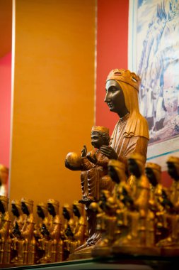 BARCELONA, İspanya - 26 Aralık 2018: Barcelona, İspanya 'daki Montserrat Bakiresi. Siyah Madonna İspanya 'da ilginç bir figür olarak bilinir..