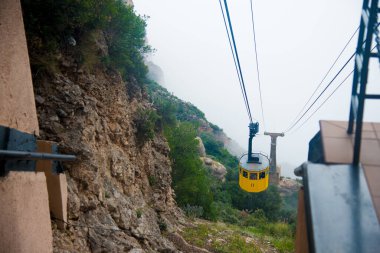 BARCELONA, İspanya - 26 Aralık 2018: Montserrat 'ın Barcelona, İspanya' daki halatı. Montserrat, Antoni Gaudi 'yi sanat çalışmaları için etkileyen İspanyol biçimli bir dağdır.. 