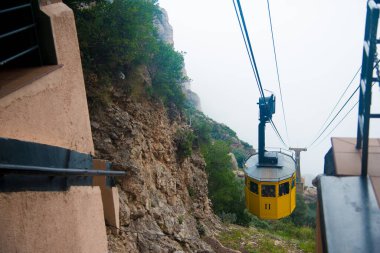 BARCELONA, İspanya - 26 Aralık 2018: Montserrat 'ın Barcelona, İspanya' daki halatı. Montserrat, Antoni Gaudi 'yi sanat çalışmaları için etkileyen İspanyol biçimli bir dağdır.. 