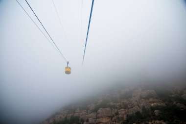 BARCELONA, İspanya - 26 Aralık 2018: Montserrat 'ın Barcelona, İspanya' daki halatı. Montserrat, Antoni Gaudi 'yi sanat çalışmaları için etkileyen İspanyol biçimli bir dağdır.. 