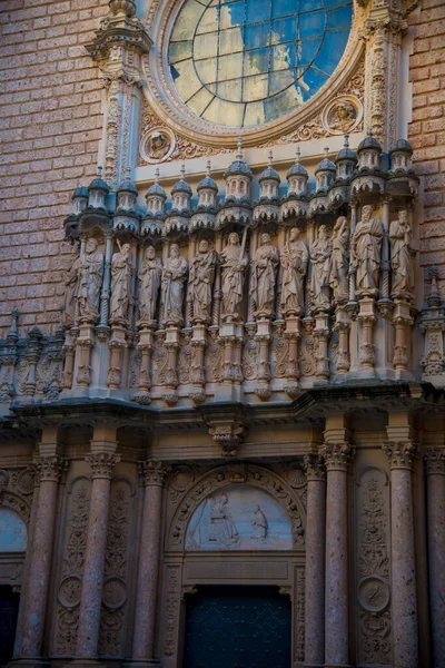 バルセロナ スペイン 2018年12月26日 スペインのバルセロナにあるモンセラット教会の外観 モンセラットは アントニ ガウディの作品に影響を与えたスペインの山です — ストック写真