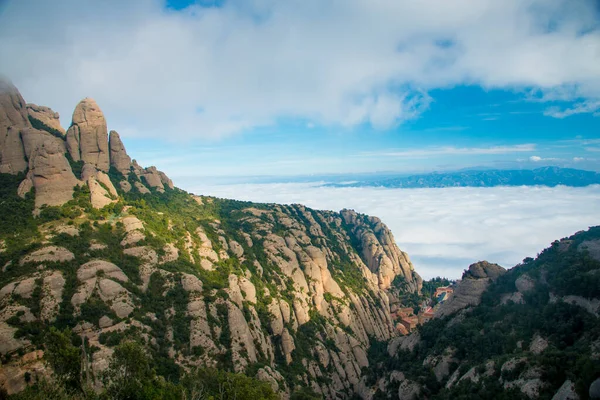 巴塞罗那 Spain 2018年12月26日 西班牙巴塞罗那的蒙特塞拉特山脉 蒙特塞拉特是一座西班牙式的山 它影响了安东尼 高迪创作他的艺术作品 — 图库照片