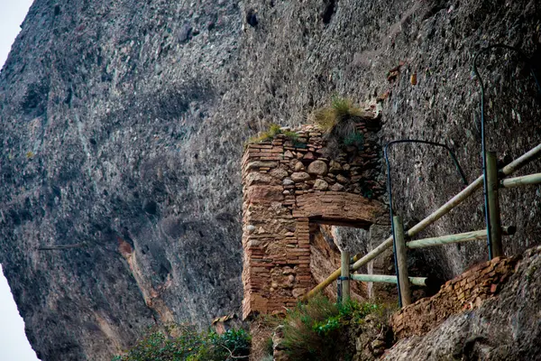 バルセロナ スペイン 2018年12月26日 スペインのバルセロナにあるモンセラットの山 モンセラットは アントニ ガウディの作品に影響を与えたスペインの山です — ストック写真