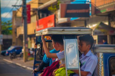 Manila / Filipinler - 27 Ocak 2017: Filipinler 'deki insanlar. Filipinler, Güneydoğu Asya 'da yer alan bir ülkedir. İklimleri çoğunlukla tropikal..