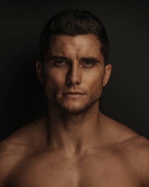 Stüdyodaki yakışıklı adam, yakın plan portre. 