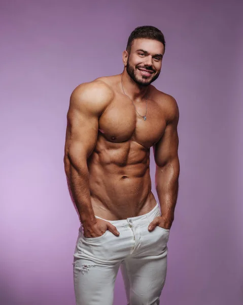 Modelo Fitness Masculino Jeans Brancos Fundo Rosa — Fotografia de Stock