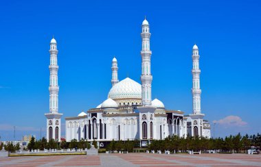 Güzellik Müslüman Hazreti Sultan Camii Astana içinde. Resim açık mavi gökyüzü güneşli yaz günde çekilmiş.