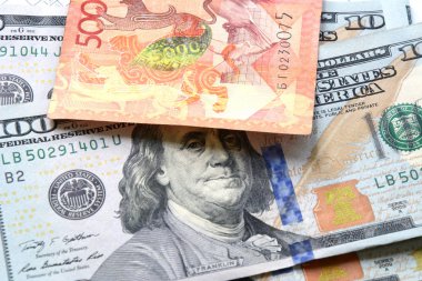Kazakistan tenge ve dolar banknotlar. Makro arka plan bankacılık devalüasyon ve iş siteleri, dergi ve dijital medya için Doları Döviz Kuru tenge.