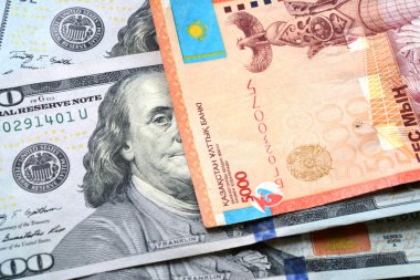 İki bin beş bin Kazakistan tenge ve 100 dolarlık banknotlar. Makro arka plan bankacılık devalüasyon ve iş siteleri, dergi ve dijital medya için Doları Döviz Kuru tenge.